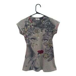 Vintage Y2K Era Cache Gray Embellished Graphic Tee with Red Lip Detail Sz Small